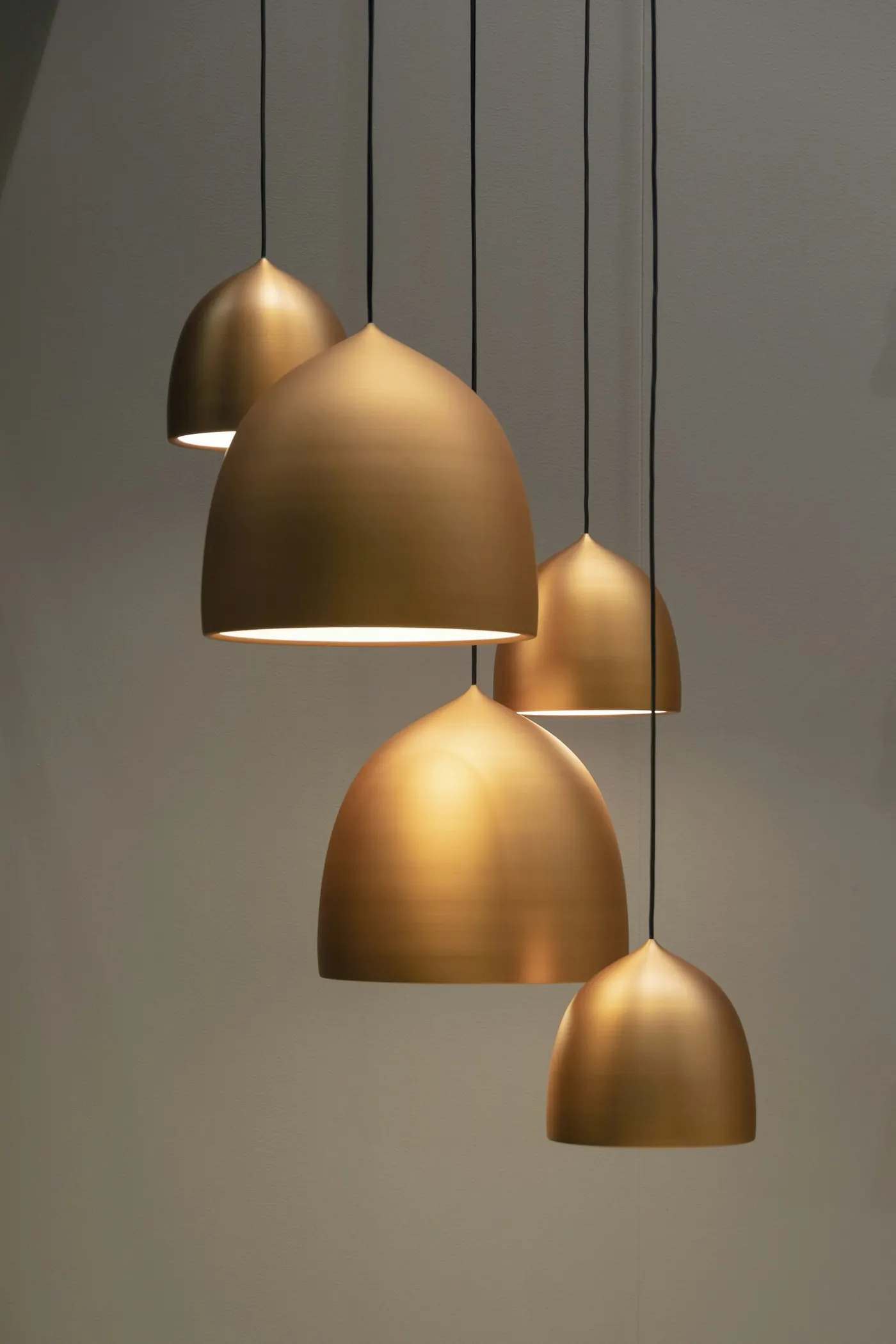 Hanglamp aan het plafond, klaar voor montage